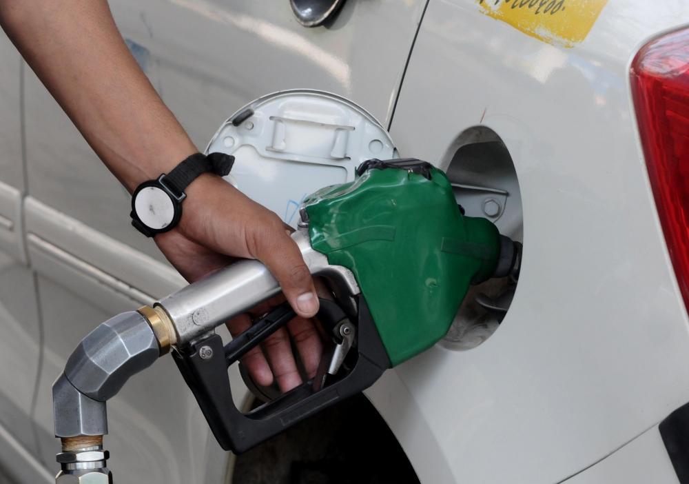 The Weekend Leader - Fuel rates hiked again, petrol at Rs 106.19 a litre in Delhi